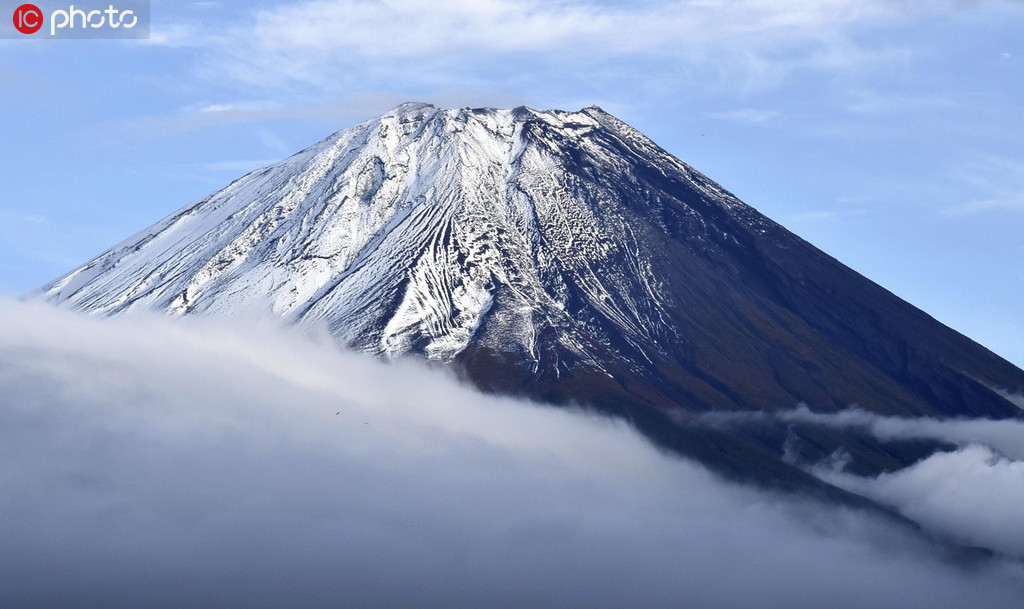 富士山が初冠雪で仙境さながらの雪景色に　日本・山梨県