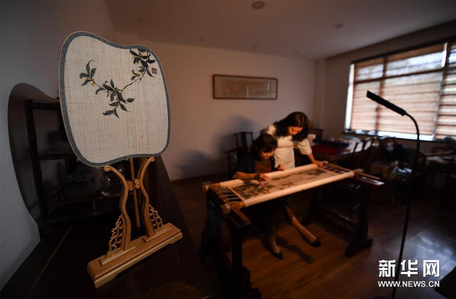 麻の布に美しい刺繡を施す女性職人　江西省