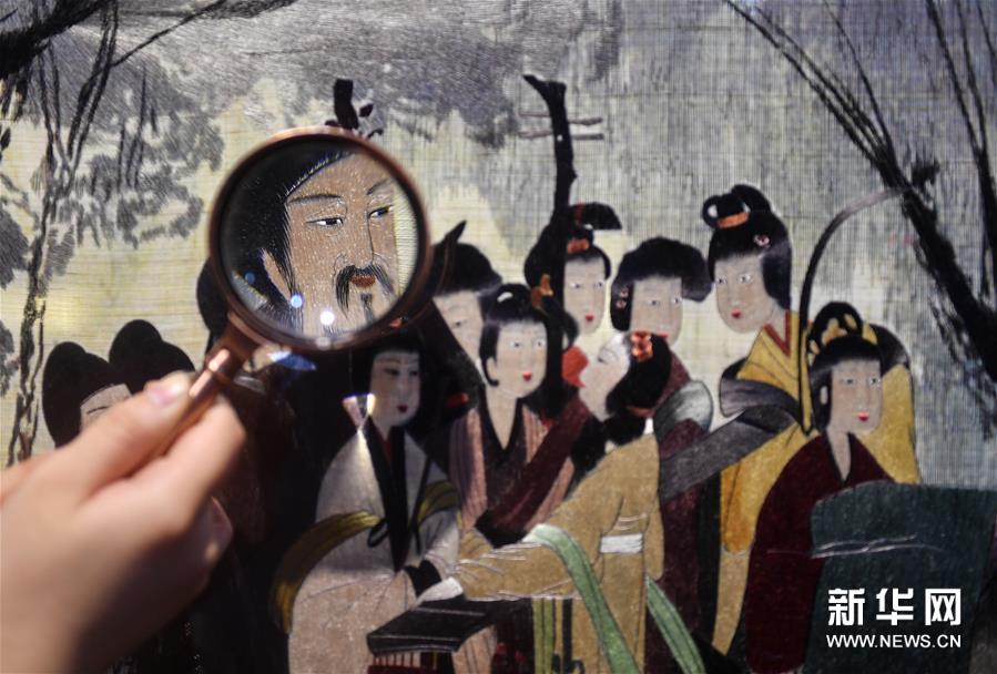 麻の布に美しい刺繡を施す女性職人　江西省