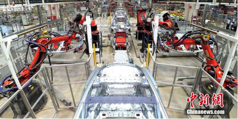 テスラが上海工場で試作車の生産開始　工場内の写真も初公開