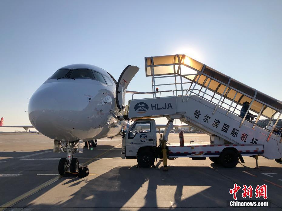 中国の国産リージョナルジェット機ARJ21が初の国際路線飛行に成功