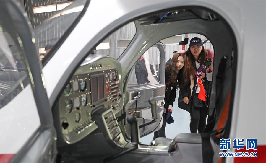 中国独自開発の4席電動飛行機が初飛行に成功