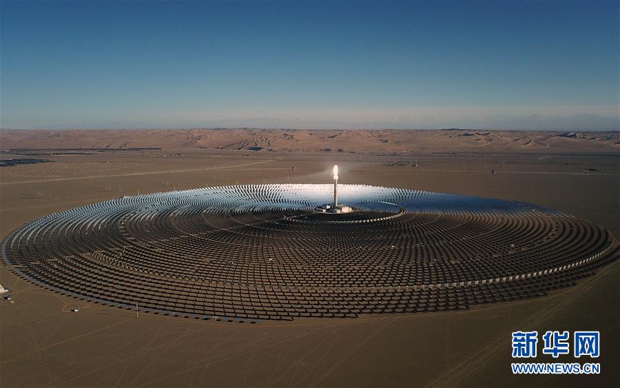 甘粛省の太陽光発電所、ヘリオスタットを磨き反射率を向上