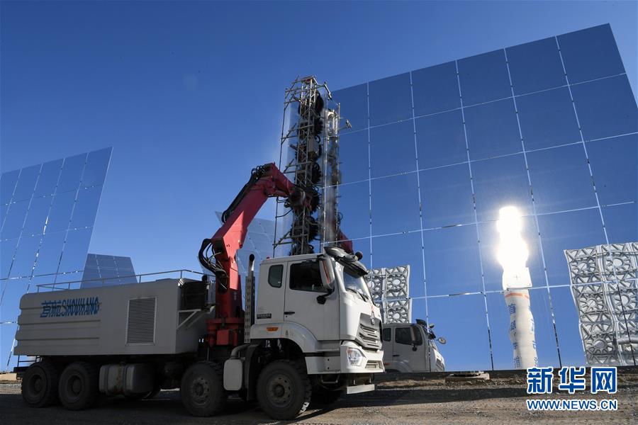甘粛省の太陽光発電所、ヘリオスタットを磨き反射率を向上