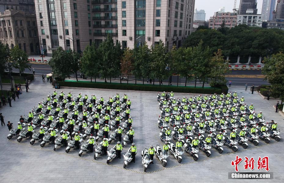 上海市の交通警察バイク隊「鉄騎隊」が出動式