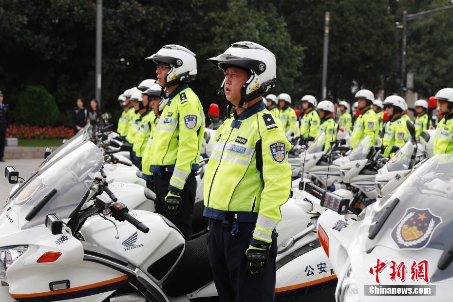 上海市の交通警察バイク隊「鉄騎隊」が出動式