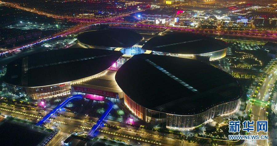 輸入博開幕間近！夜の上海に光放つ国家エキシビションセンター