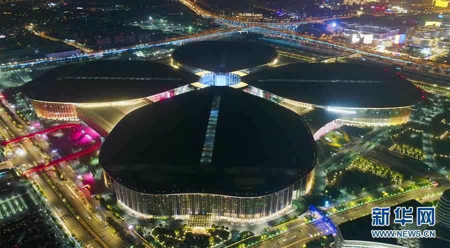 輸入博開幕間近！夜の上海に光放つ国家エキシビションセンター