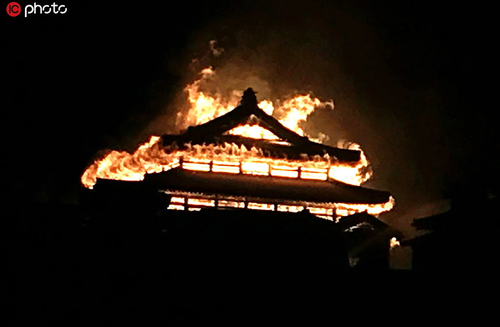 火災で激しく燃える沖縄の首里城（写真著作権は東方ICが所有のため転載禁止）。 
