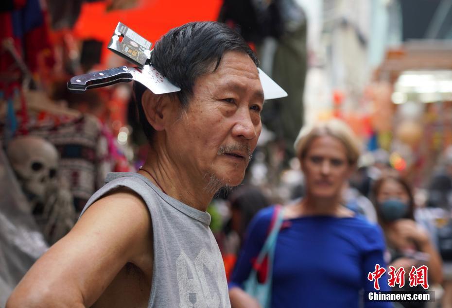 ハロウィングッズを買い求める人々集まる香港地区のポッティンジャー・ストリート