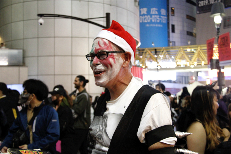 仮装した人々で混雑するハロウィンの渋谷、9人が逮捕