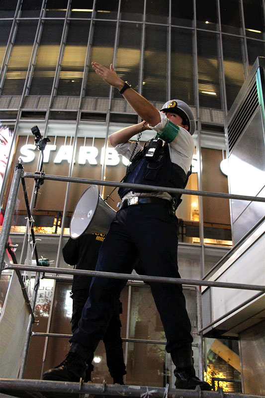 仮装した人々で混雑するハロウィンの渋谷、9人が逮捕