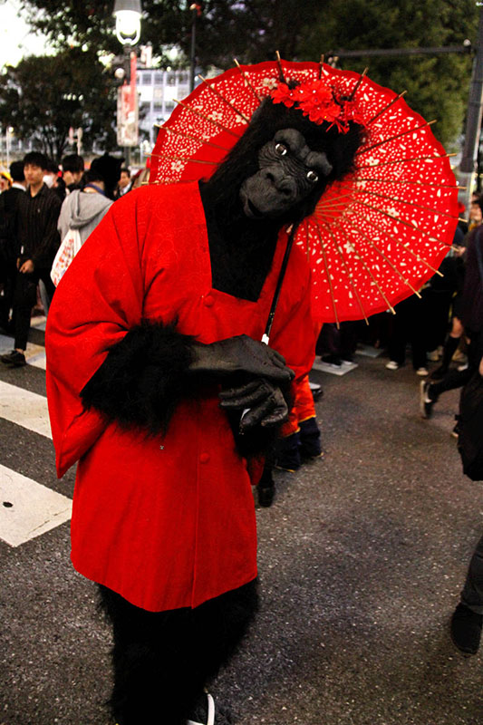 仮装した人々で混雑するハロウィンの渋谷、9人が逮捕