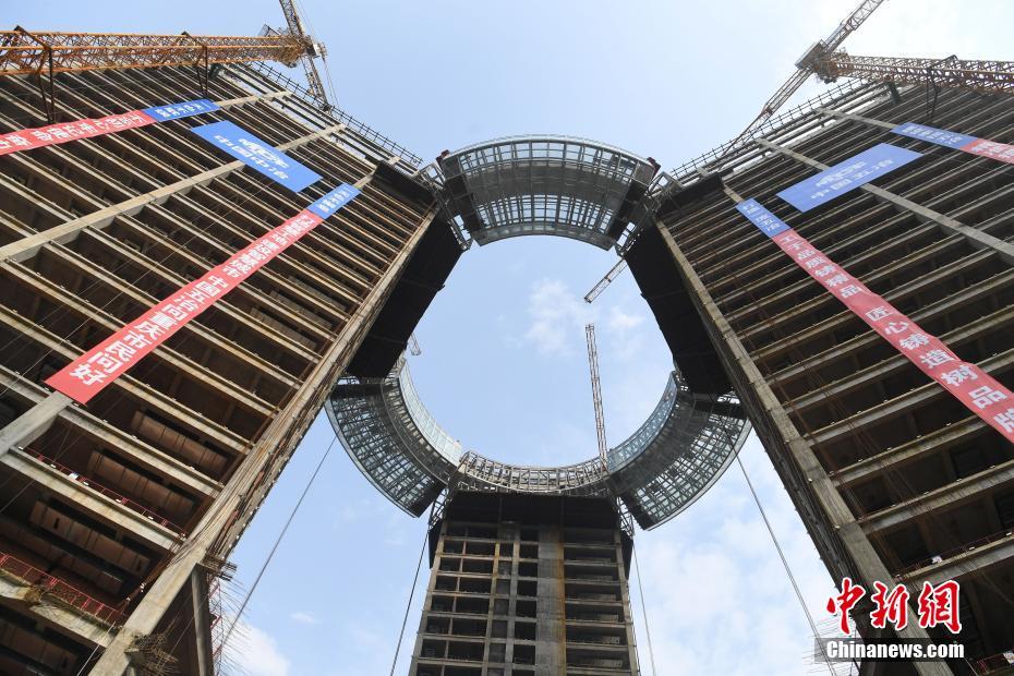 中国初の全面シースルー鋼構造の空中回廊が接合完了