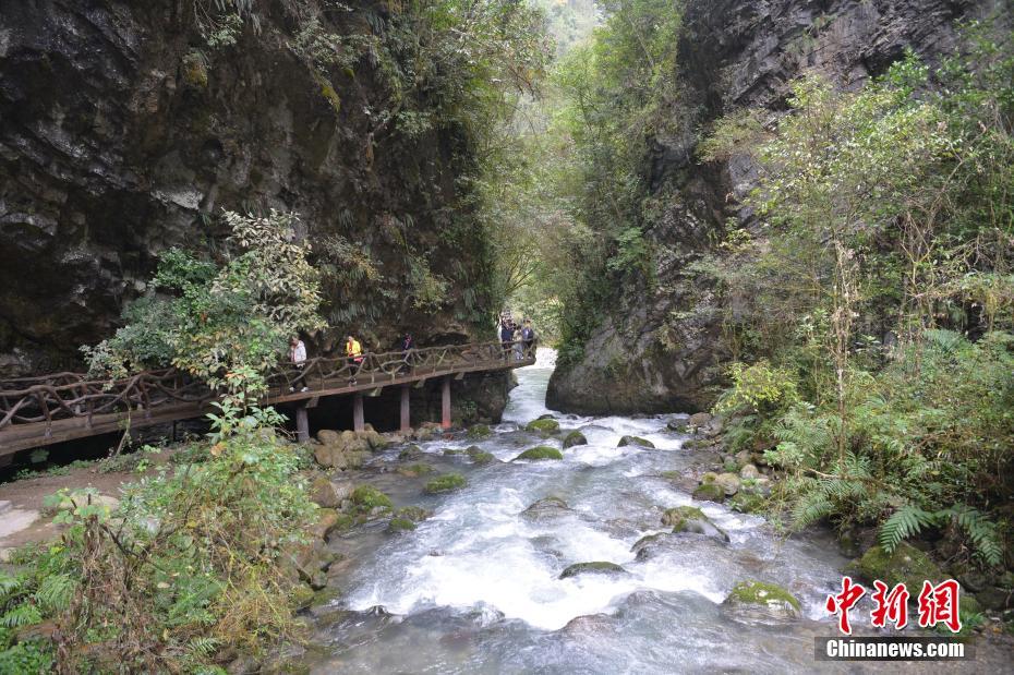 秋深まり絵のような絶景広がる四川省の巴山大峡谷