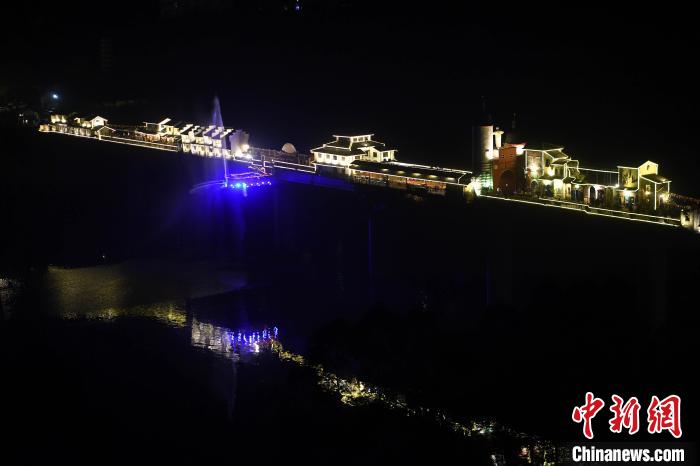 屋根付き橋に並ぶ夜店街「廊橋夜市」のにぎわい　重慶市