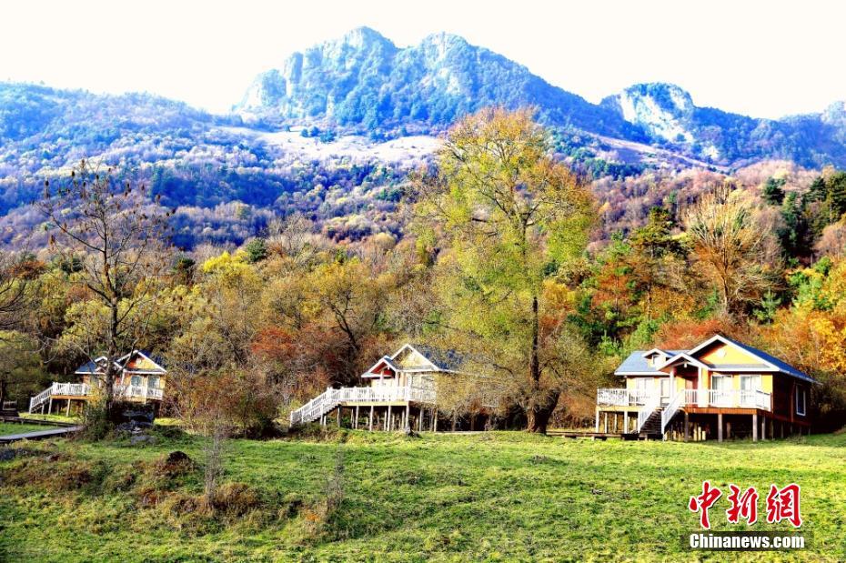 秋色に染まった両当、静かで美しい「山の小都市」　甘粛省