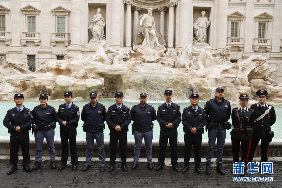 11月5日、イタリア・ローマで、記念写真を撮影する中国とイタリアの警察官（撮影・程婷婷）