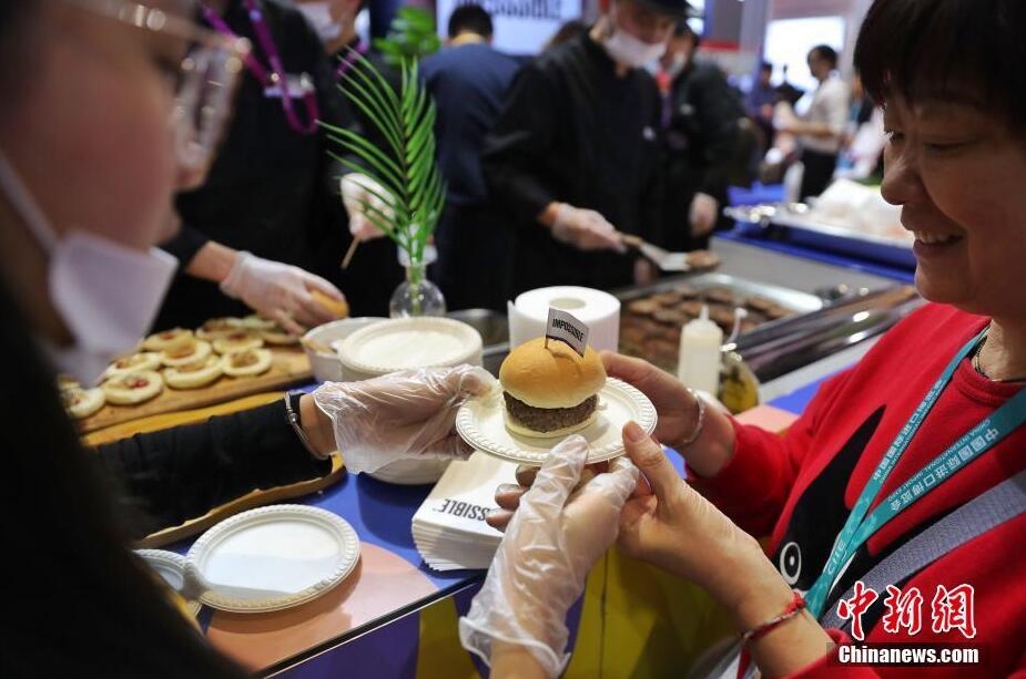第2回輸入博　人工肉ハンバーガーが大人気