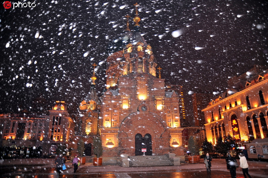 初雪が夜の「氷城」ハルビンを童話の世界に　黒竜江省