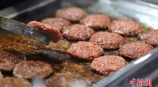 第2回輸入博　人工肉ハンバーガーが大人気