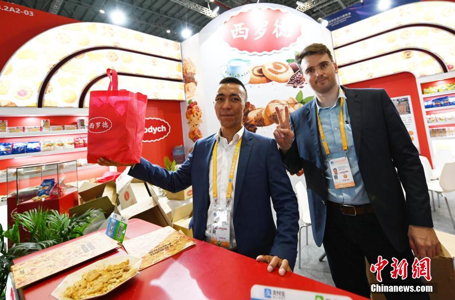 第2回輸入博覧会で各国企業がグルメ商品をアピール　上海