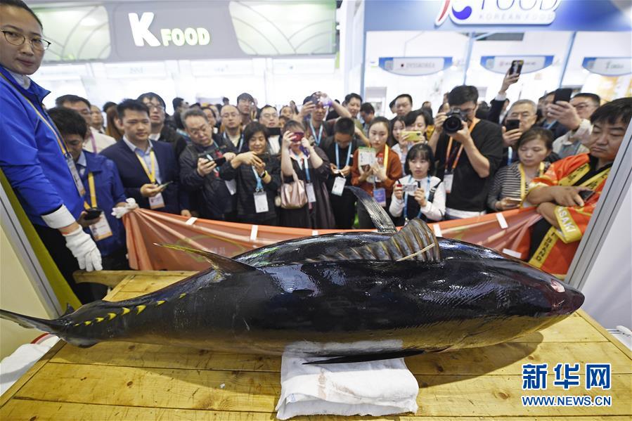 中国国際輸入博覧会で70キロのマグロ解体ショー　上海