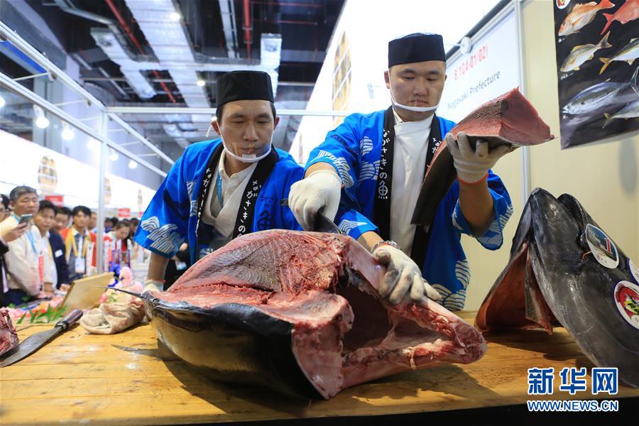 中国国際輸入博覧会で70キロのマグロ解体ショー　上海