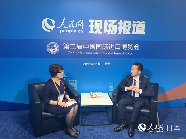 人民網のインタビューに応じるジェトロ上海代表処の小栗道明首席代表・所長（写真右）。