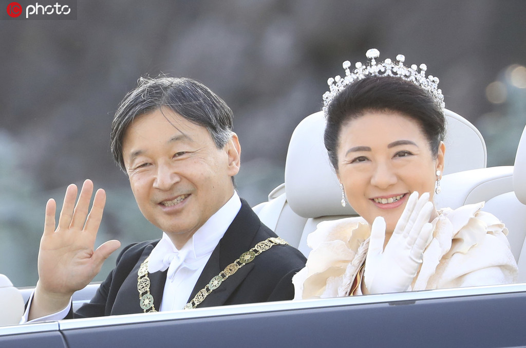 日本の徳仁天皇と雅子皇后が即位祝賀パレード　東京