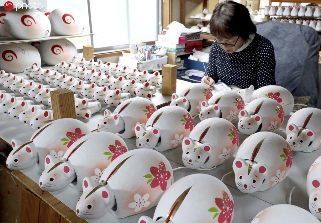 来年は「子年」　日本の福島でネズミの張り子作り