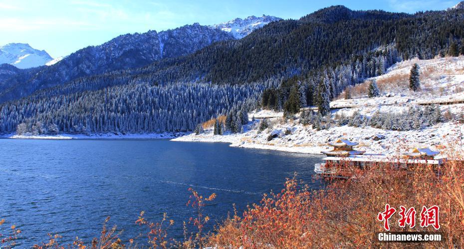 新疆・天山天池の雪景色