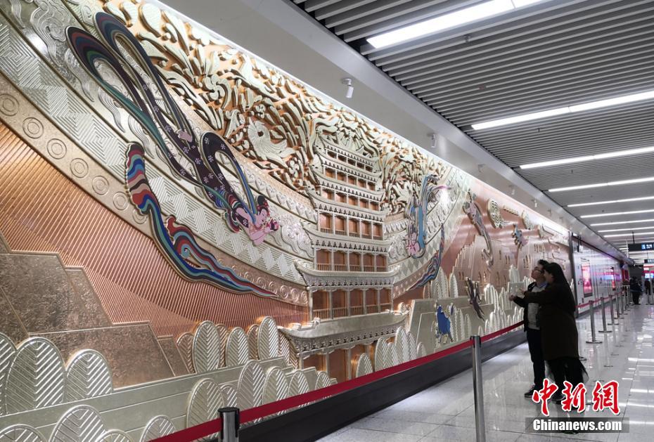 思わず足を止めてしまう美しさ　蘭州市地下鉄通路に敦煌の「飛天壁画」登場