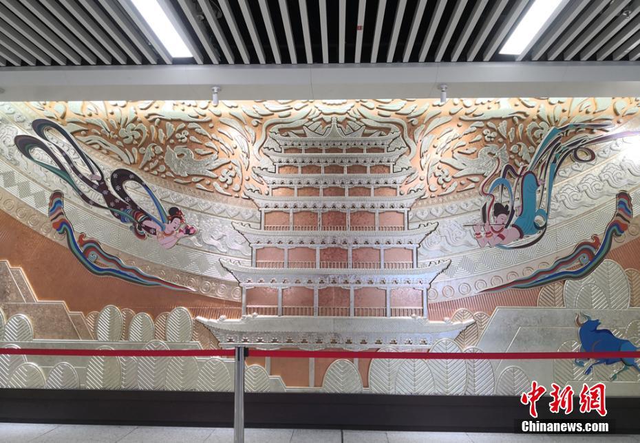 蘭州市の地下鉄地下鉄通路にこのほど登場した美しい敦煌の「飛天」が描かれたレリーフ（撮影・劉玉桃）。