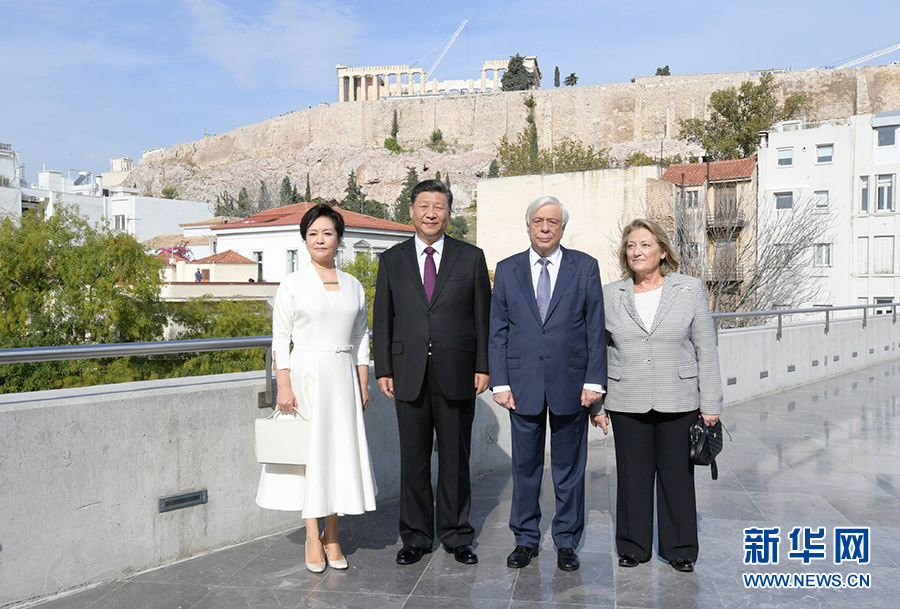 習近平国家主席とギリシャ大統領がアクロポリス博物館を見学