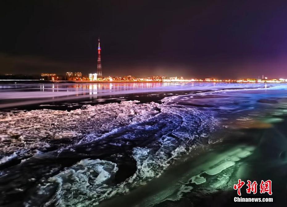 冬の夜の川景色、黒竜江の黒河区間で川面に薄く氷