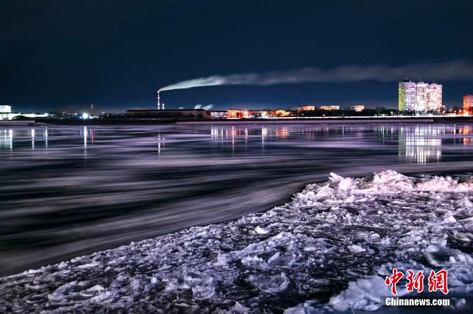 冬の夜の川景色、黒竜江の黒河区間で川面に薄く氷