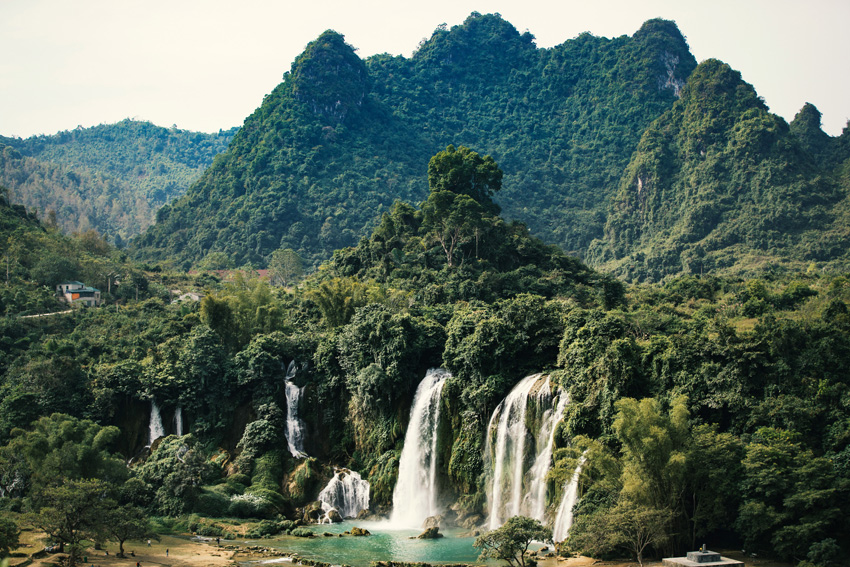 中越国境を跨ぐ滝が「一帯一路」観光協力の模範プロジェクトに　広西