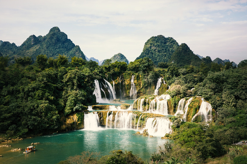 中越国境を跨ぐ滝が「一帯一路」観光協力の模範プロジェクトに　広西