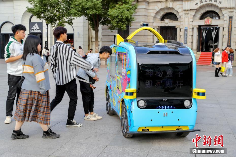 5G無人運転販売車が武漢の歩行者天国に登場　湖北省