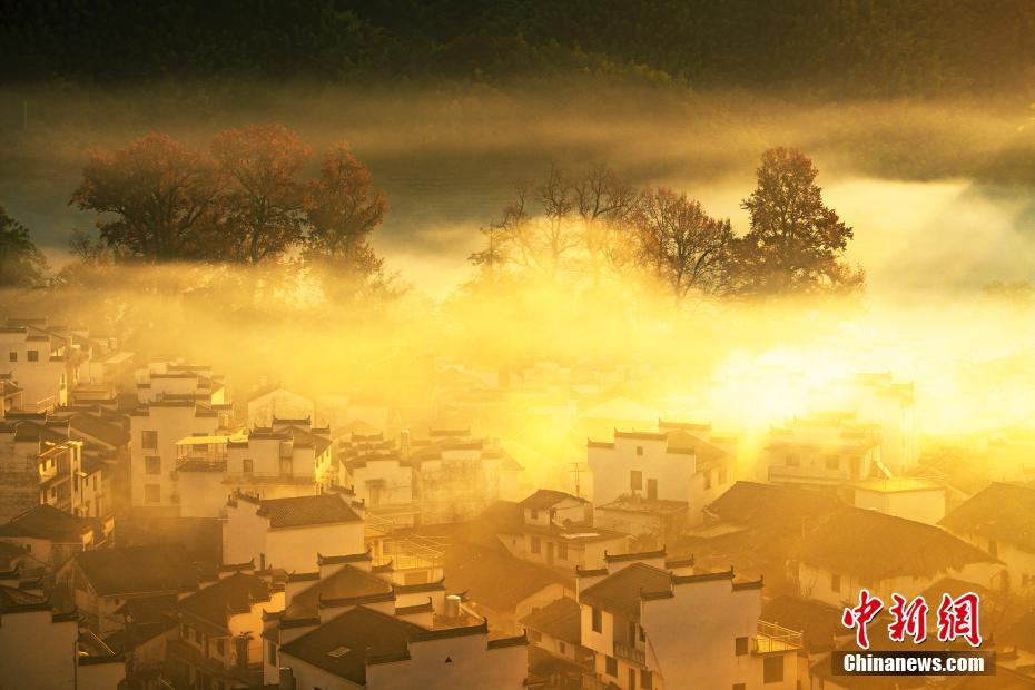 靄に包まれ水墨画のような風景広がる江西省の村