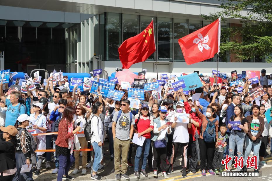 香港市民数千人が暴力反対と警察支持を訴える集会
