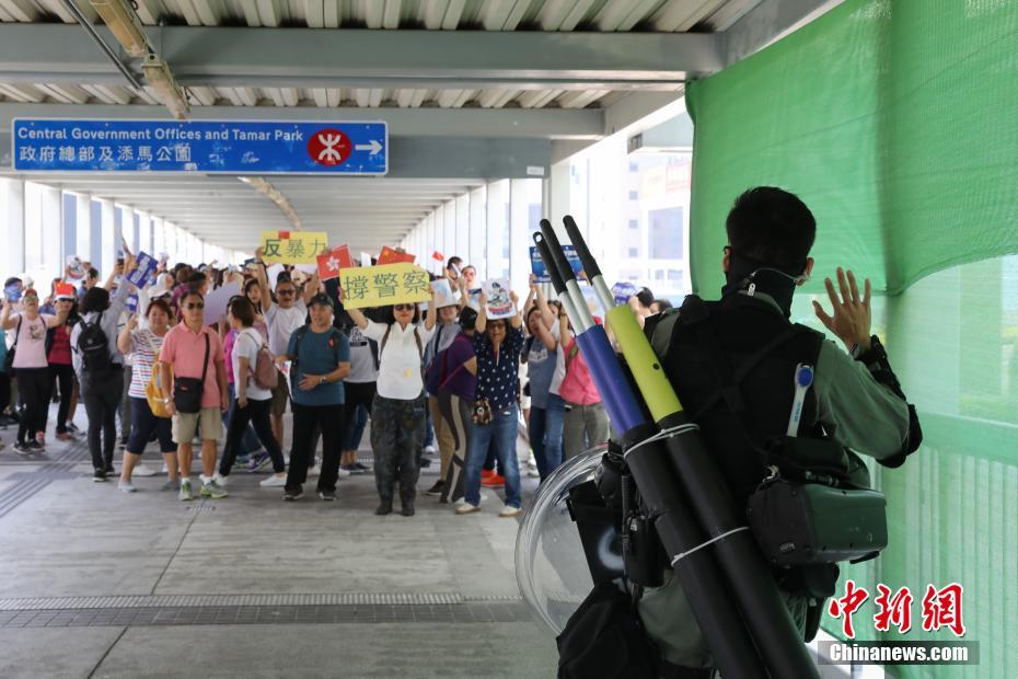 香港市民数千人が暴力反対と警察支持を訴える集会
