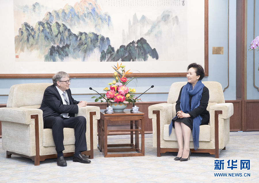 中国の彭麗媛夫人がビル・ゲイツと北京で会見