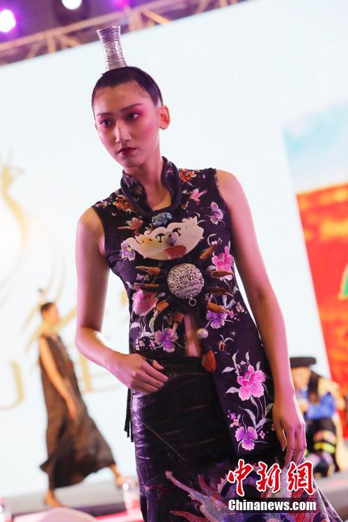 「長江デルタ文博会」が開幕　上海で艶やかに披露された民族ファッション