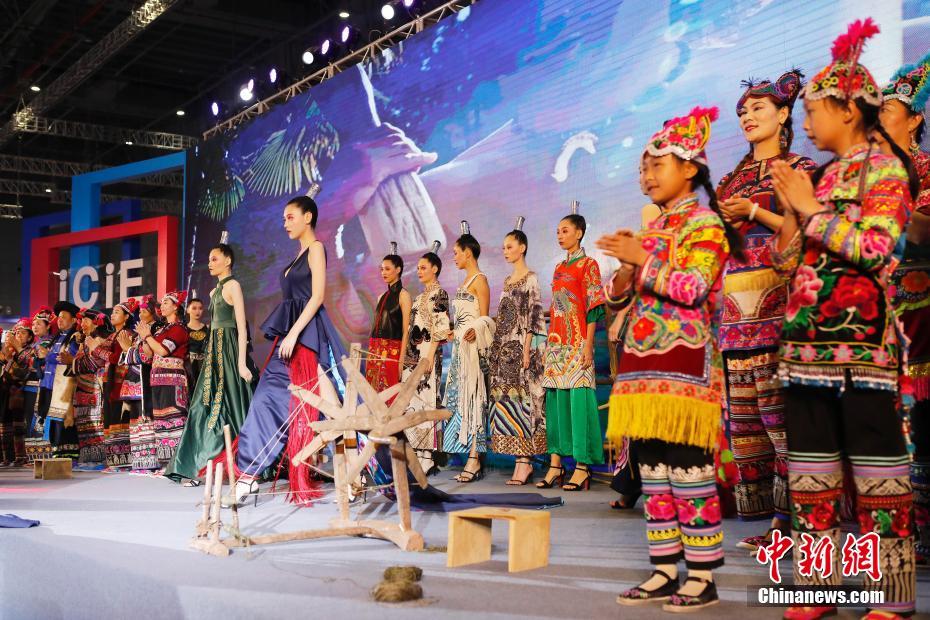 「長江デルタ文博会」が開幕　上海で艶やかに披露された民族ファッション