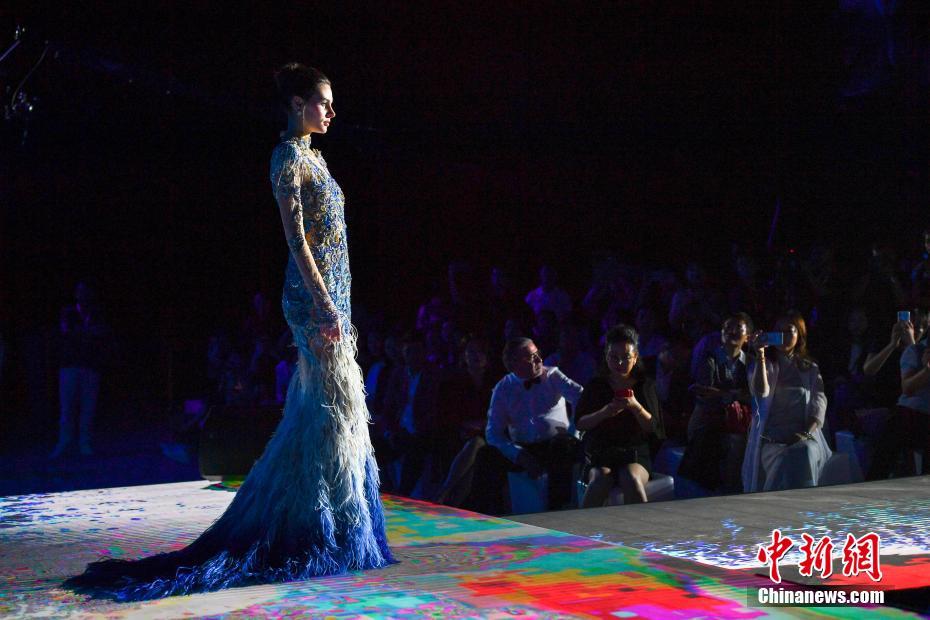 中国伝統の「青花」をテーマにしたウェディングドレス披露　海南省