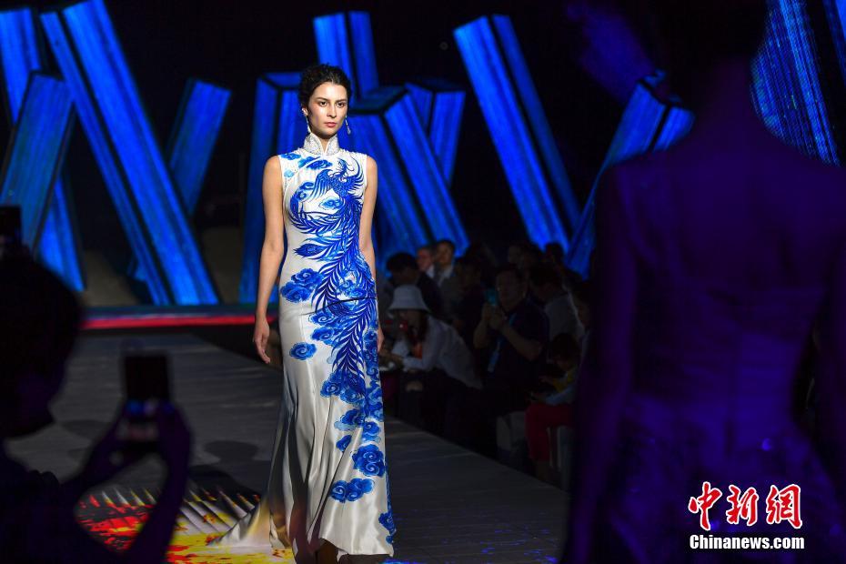 中国伝統の「青花」をテーマにしたウェディングドレス披露　海南省