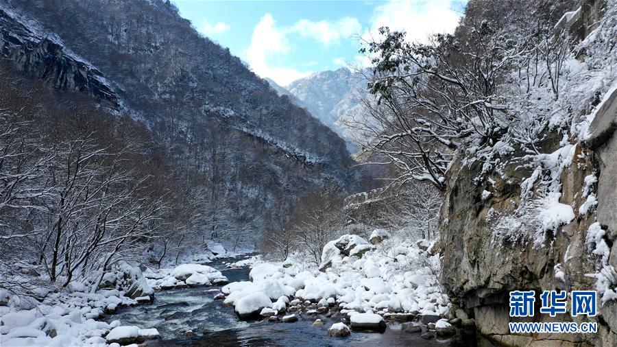 雪の秦嶺、茫漠たる連山　陝西省