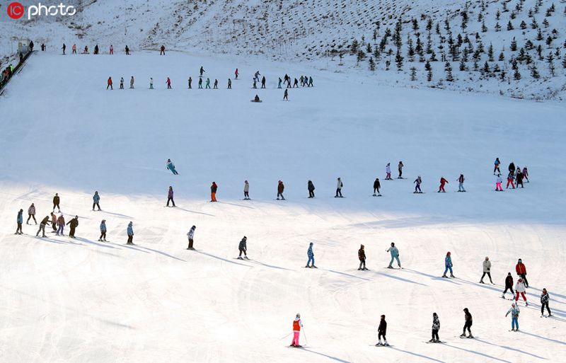 新疆ウイグル自治区アルタイの小中高校でスキー教室スタート